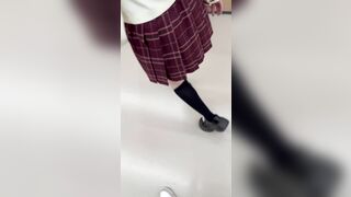 sang thăm bé loli bị ngã xe thấy em ngon quá đè ra đòi địt luôn - phần 1