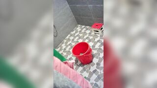 Quay lén gái 1 con cởi đồ đi tắm