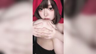 Cô bé quàng khăn đỏ mang 2 quả đào sang ra bà