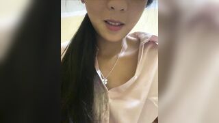 Gái xinh khoe vú trên live dâm đãng
