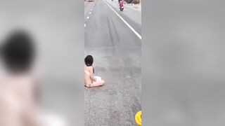 Cô gái chất bị ép ở chuồng nơi công cộng hay gì á