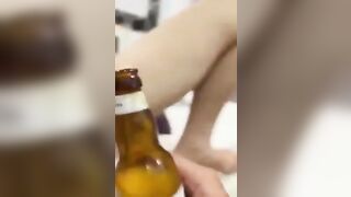 Anh ny nhét trai bia vào lồn rồi chọc làm em vừa đau vừa sướng