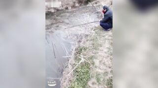 Gái dâm dụ dỗ ông lão câu cá, đụ nhau tại bờ sông