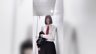 HS , TRỐN VÀO WC , TRẦN TRUỒNG , KHOE HÀNG