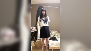 Phía sau lớp áo đồng phục loli là một cặp vú chà bá không ngờ tới