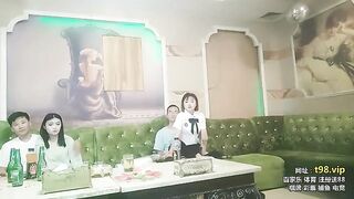 đi hát karaoke chưa kịp chọn bài đã lôi nhân viên quán hát ra địt p9