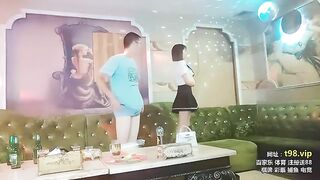 đi hát karaoke chưa kịp chọn bài đã lôi nhân viên quán hát ra địt p9