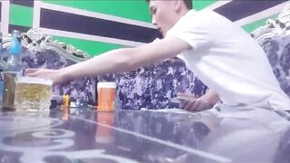 đi hát karaoke chưa kịp chọn bài đã lôi nhân viên quán hát ra địt p11