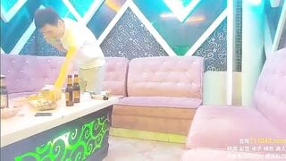 đi hát karaoke chưa kịp chọn bài đã lôi nhân viên quán hát ra địt p20
