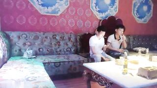 đi hát karaoke chưa kịp chọn bài đã lôi nhân viên quán hát ra địt p21