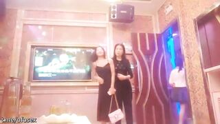 đi hát karaoke chưa kịp chọn bài đã lôi nhân viên quán hát ra địt p22