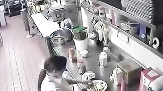 Nữ Phục vụ nhét thức ăn vô lồn trước khi mang cho khách