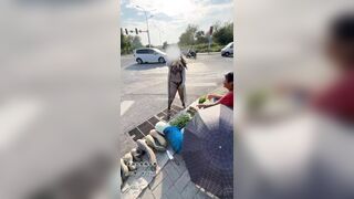 SỐC tận óc em gái mặc nội y mỏng tang thản nhiên đi chợ lề đường