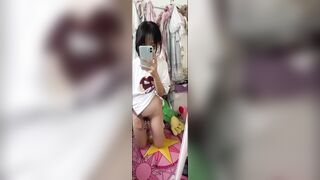 Bé loli quay clip thủ dâm trong phòng ngủ