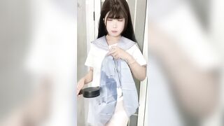 Em gái dễ thương thủ dâm trong bộ đồ thủy thủ