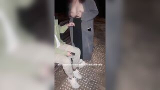chổng mông gạ người lạ địt public ngay ngoài đường