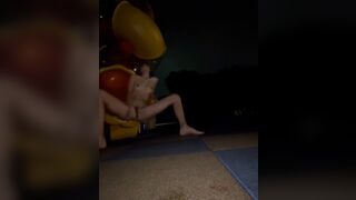 Dâm nữ mới lớn mặt non choẹt nữa đêm nứng lồn ra công viên show hàng public
