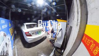 cởi chuồng rửa xe cho khách