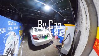 cởi chuồng rửa xe cho khách