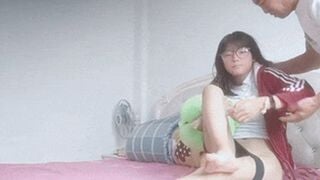 Dụ dỗ được em học sinh ngây thơ đeo kính đi khách sạn quan hệ tình dục