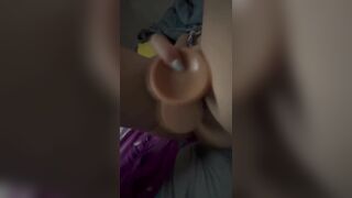 Vô phòng thấy vợ bạn đang thủ dâm