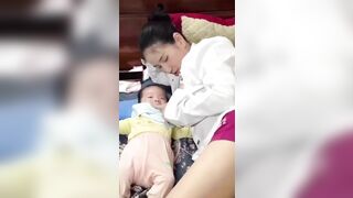 Vợ yêu vú bự cực xinh cho con bú