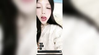 Call video với em rau xinh mới lớn cực dâm, e show bím đá lưỡi móc lồn k lông cho xem
