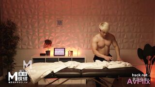 Massage móc lồn gạ địt em Tây da trắng cực xinh