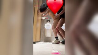 Bú cặc địt bắn ngập lồn em ghệ dâm xinh trong nhà vệ sinh công cộng cực bạo