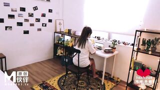Thanh niên may mắn tranh thủ c họ xinh đẹp bị kẹt dưới gầm bàn mà lột quần ra địt c