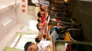 Học sinh mới lớn mà đã hư như vậy rồi còn dám quay lén dưới váy cô giáo p1