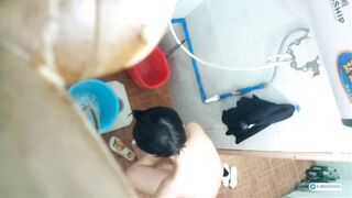 Cuối tuần không có gì làm nên trèo tường quay lén em teen sinh viên chung trọ đi tắm