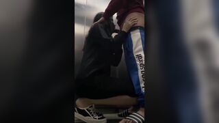 Trong thang máy bé sinh viên tụt quần bú cu còn bắt anh kéo váy vét máng chịch luôn