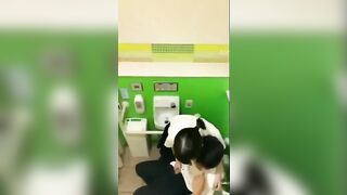 Quay chộm em học sinh đang sục cặc bạn trai trong nhà vệ sinh trường