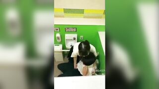 Quay chộm em học sinh đang sục cặc bạn trai trong nhà vệ sinh trường