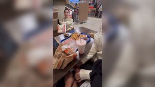 em teen nứng lồn sóc lọ cho người yêu ngay trong quán KFC