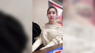 em teen nứng lồn sóc lọ cho người yêu ngay trong quán KFC