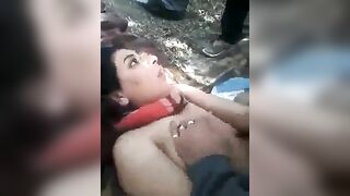 Em teen Ấn Độ cực xinh bị đám khốn nạn tầng lớp thấp đè ra hấp dim public giữa đường