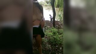 Dâm nữ show ngực bự cho lão nông dân xem