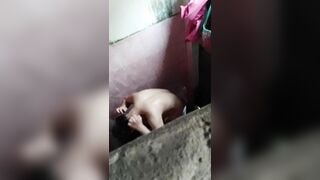 Quay lén em công nhân tắm nuốt nuồng nuột