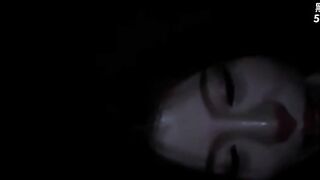 Một cô gái trẻ xăm trổ, lăng loạn phát trực tiếp màn trình diễn tình dục ngoài trời