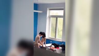 hai em học sinh địt nhau trong lớp học giờ ra chơi bị quay lại