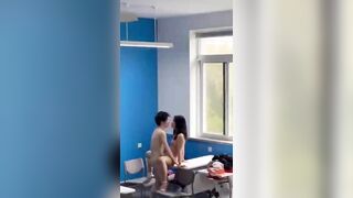 hai em học sinh địt nhau trong lớp học giờ ra chơi bị quay lại