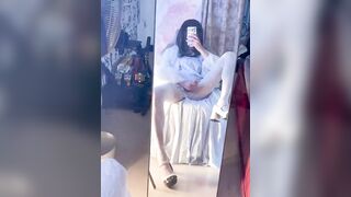 Em ladyboy cute thủ dâm trước gương