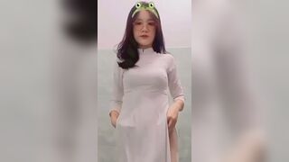 em học sinh áo dài thủ dâm trong nhà vệ sinh