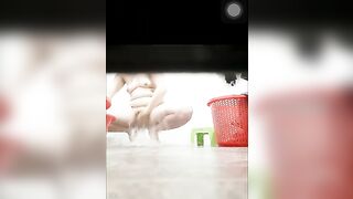 Mãi mới quay được mẹ vợ tắm truồng rửa lồn