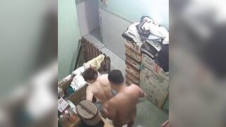 Em chồng và chị dâu tranh thủ cơ hội lén lút địt nhau vội khi cả nhà đi vắng