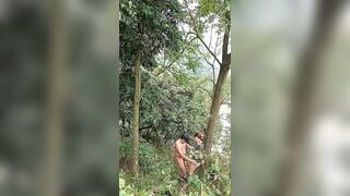 Quay lén được cặp đôi trong rừng