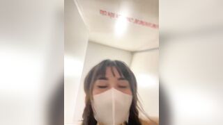 Sing 2001 Nứng lồn khi đi chơi, Vào WC Công cộng Móc Lồn Bóp vú thủ dâm