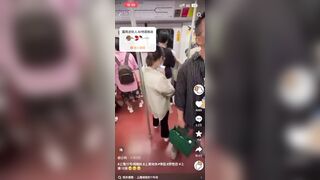 bọn trẻ giờ bạo vl,thò tay mò vú ny ngay trên tàu điện